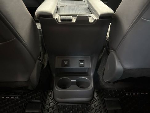 Used 2021 Toyota Sienna Limited image 29