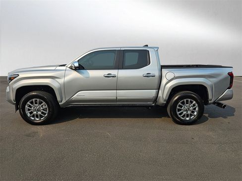 Used 2024 Toyota Tacoma Limited image 2