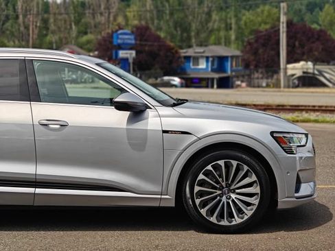 Used 2019 Audi e-tron Prestige w/ Prestige Package AWD/4WD image 26