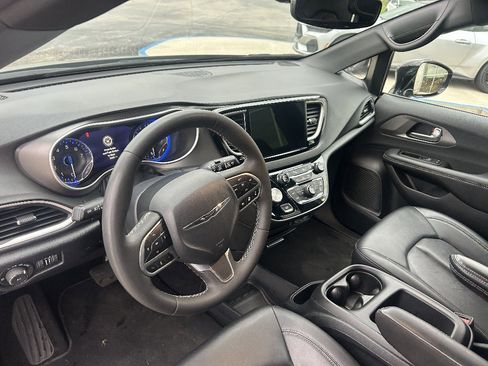 Used 2025 Chrysler Pacifica Select FWD image 10