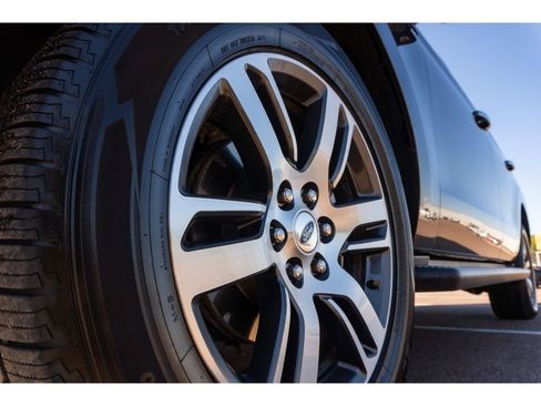 Used 2024 Ford Expedition Limited image 9