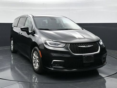 Used 2024 Chrysler Pacifica Touring-L FWD image 4