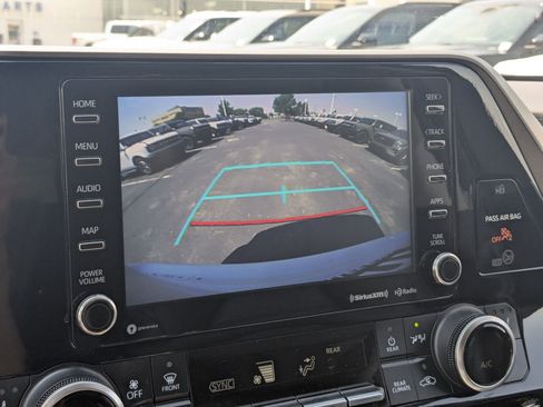 Used 2022 Toyota Highlander XLE AWD/4WD image 23
