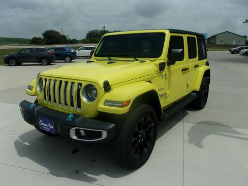 Used 2023 Jeep Wrangler Unlimited Sahara w/ Cold Weather Group AWD/4WD image 5