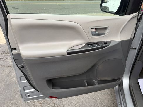 Used 2015 Toyota Sienna LE image 34