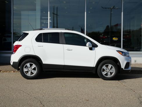 Certified 2022 Chevrolet Trax LT w/ LT Convenience Package image 2