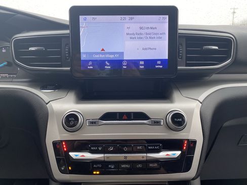 Used 2022 Ford Explorer XLT w/ Equipment Group 202A image 12