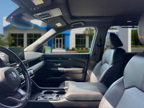 Used 2025 Honda Pilot TrailSport image 11