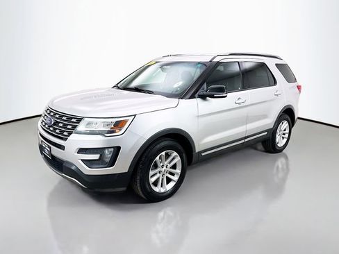 Used 2016 Ford Explorer XLT w/ Equipment Group 201A FWD image 3