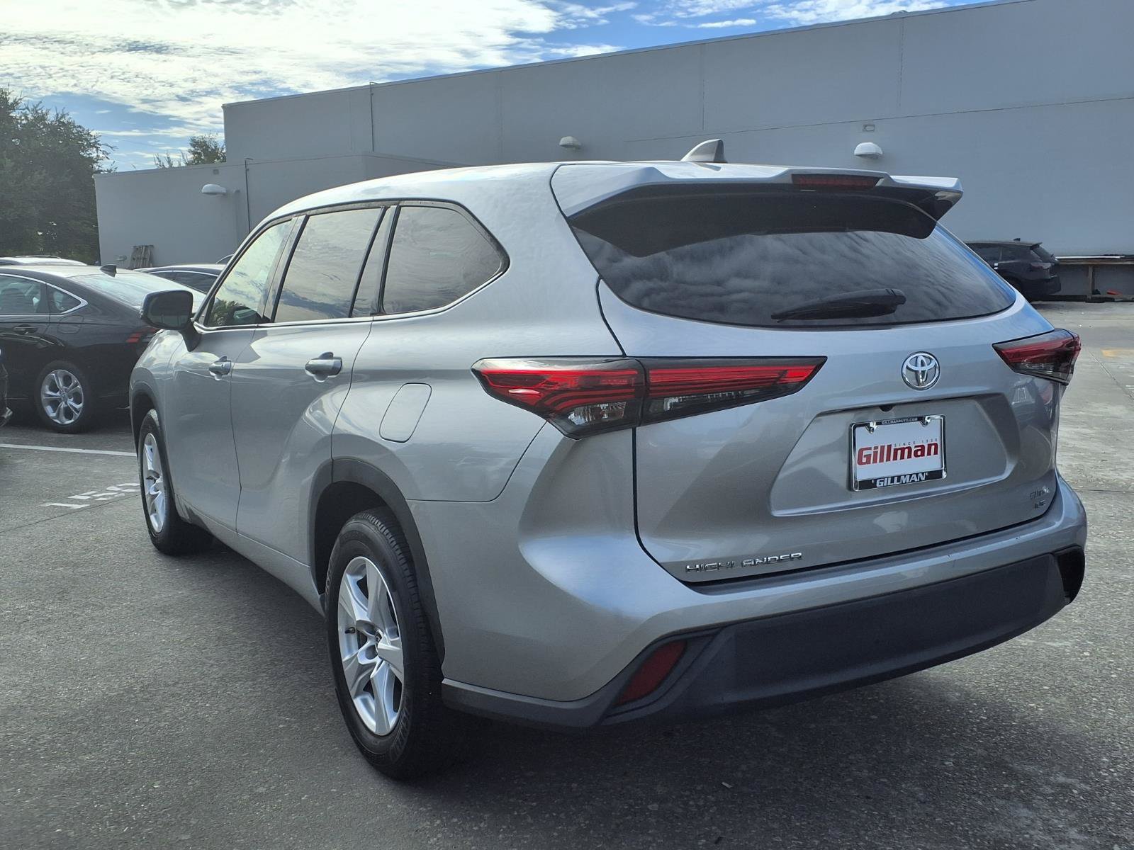 Used 2022 Toyota Highlander LE FWD image 3