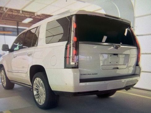 Used 2020 Cadillac Escalade Platinum RWD image 4