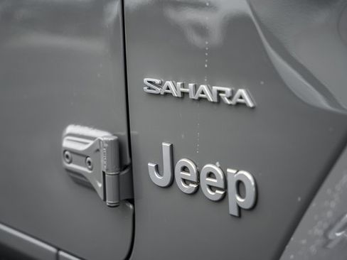 Used 2018 Jeep Wrangler Unlimited Sahara w/ Dual Top Group image 14