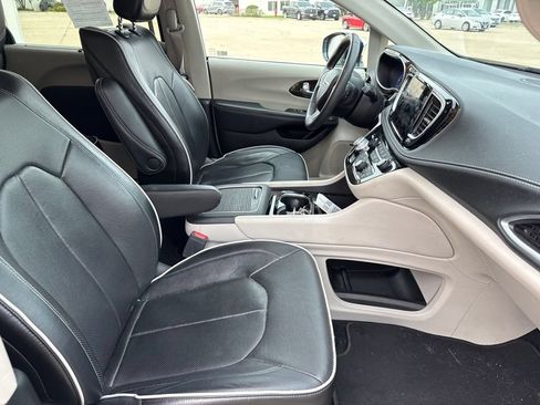 Used 2022 Chrysler Pacifica Limited w/ Uconnect Theater Family Group FWD image 17