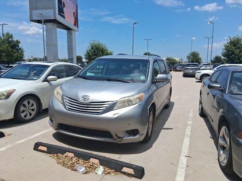 Used 2015 Toyota Sienna LE FWD image 2