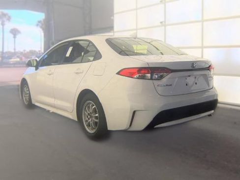 Used 2022 Toyota Corolla LE FWD image 2