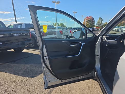 Used 2021 Toyota RAV4 XLE w/ Convenience Package image 26