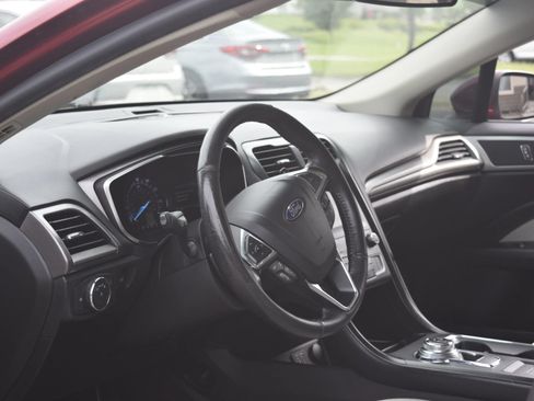 Used 2019 Ford Fusion SE w/ Equipment Group 151A FWD image 9