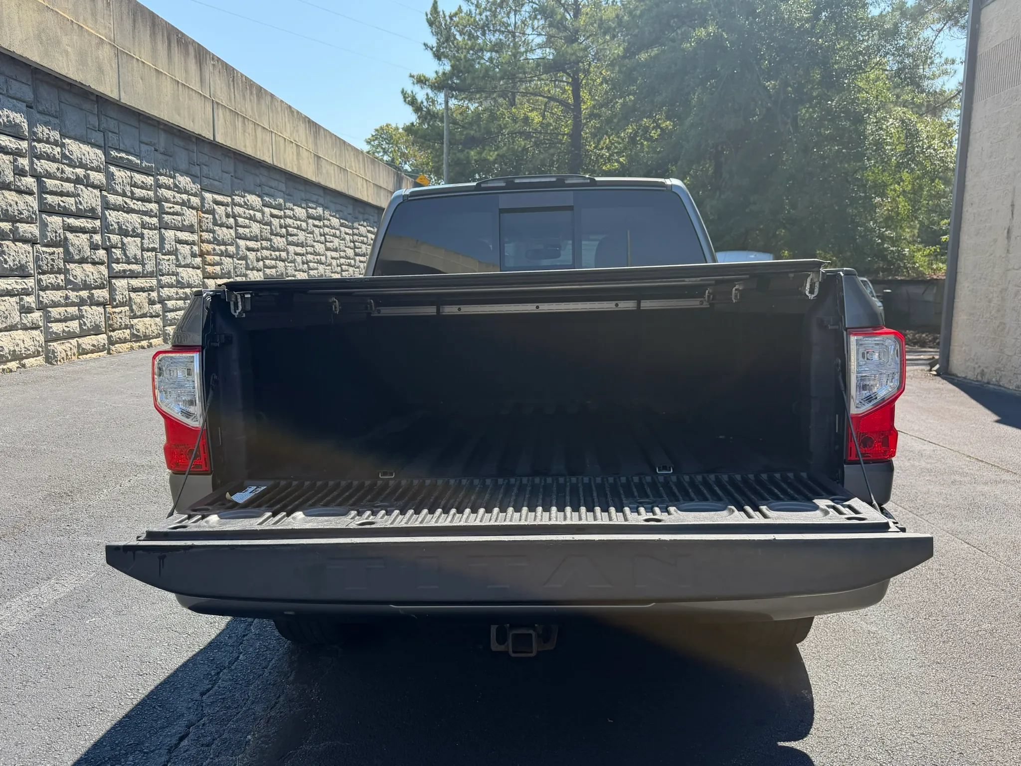 Used 2017 Nissan Titan SL AWD/4WD image 34