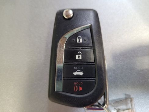 Used 2019 Toyota Camry LE image 32