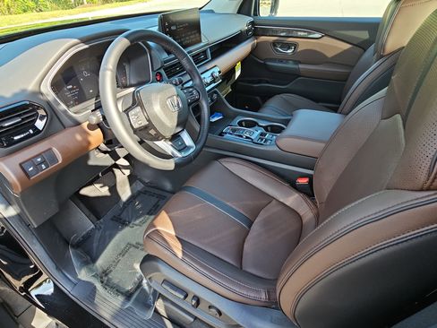 Used 2025 Honda Pilot Elite image 17