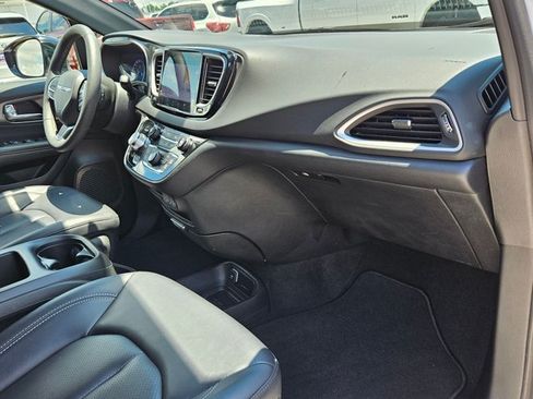 Used 2025 Chrysler Pacifica Select FWD image 20