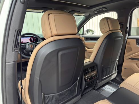 Used 2025 Porsche Cayenne w/ Premium Package Plus AWD/4WD image 41