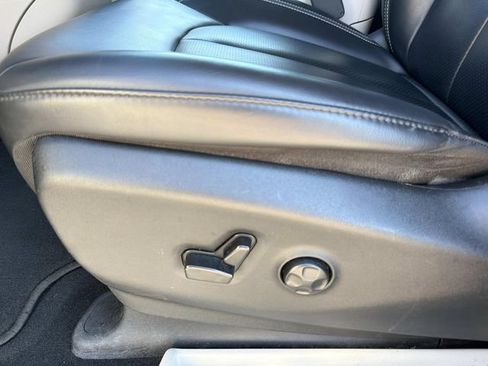 Used 2023 Chrysler Pacifica Touring-L FWD image 18