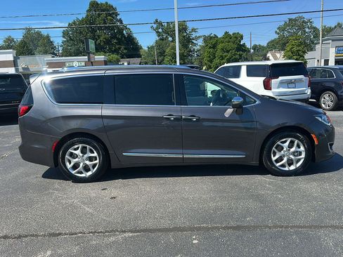 Used 2019 Chrysler Pacifica Limited FWD image 43