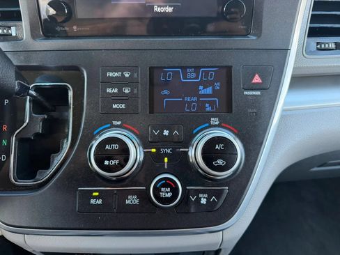 Used 2015 Toyota Sienna LE FWD image 28