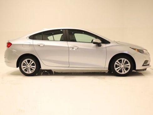 Used 2018 Chevrolet Cruze LT w/ Convenience Package FWD image 3