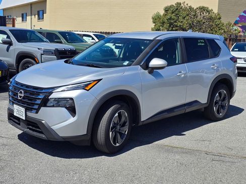 Used 2025 Nissan Rogue SV image 2