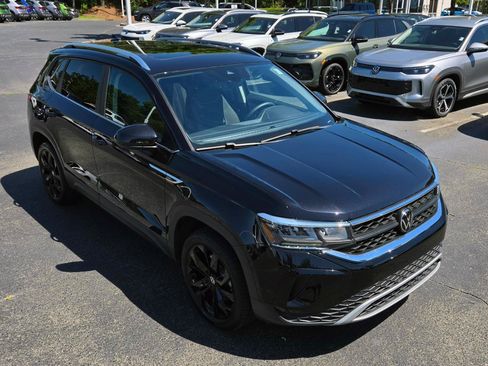 Certified 2023 Volkswagen Taos SE w/ Panoramic Sunroof Package FWD image 8