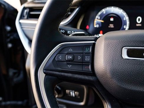 Used 2023 Jeep Grand Cherokee Limited image 12