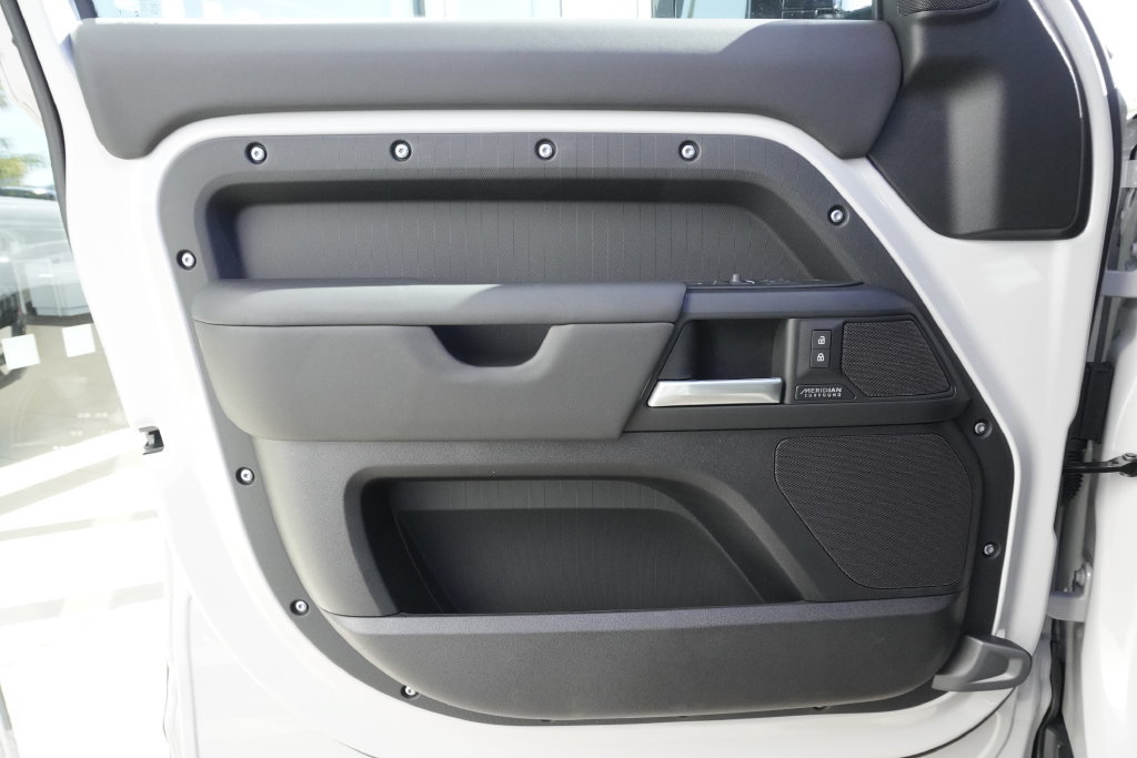 New 2026 Land Rover Defender 110 X-Dynamic SE AWD/4WD image 17