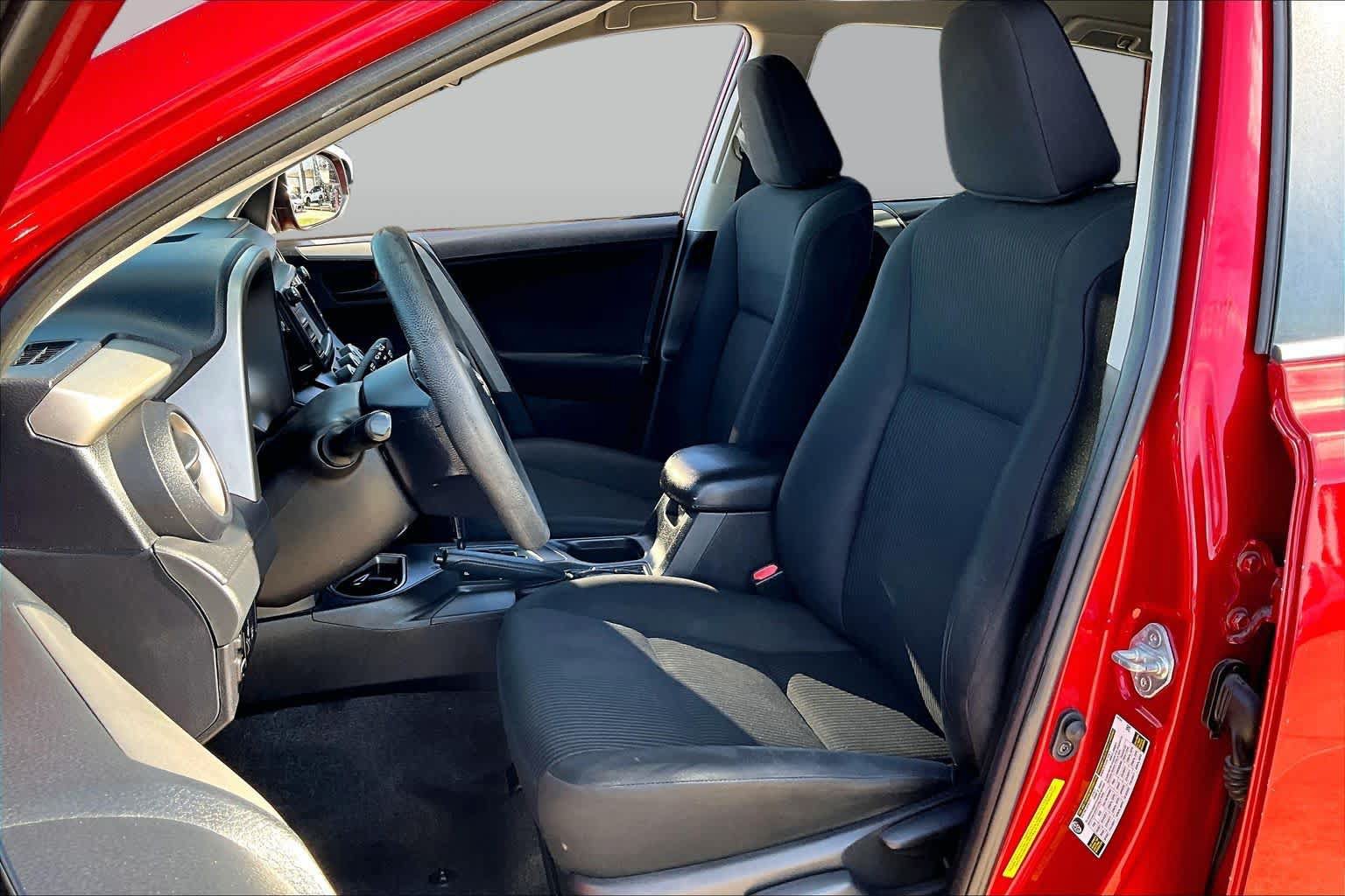 Used 2017 Toyota RAV4 LE FWD image 8