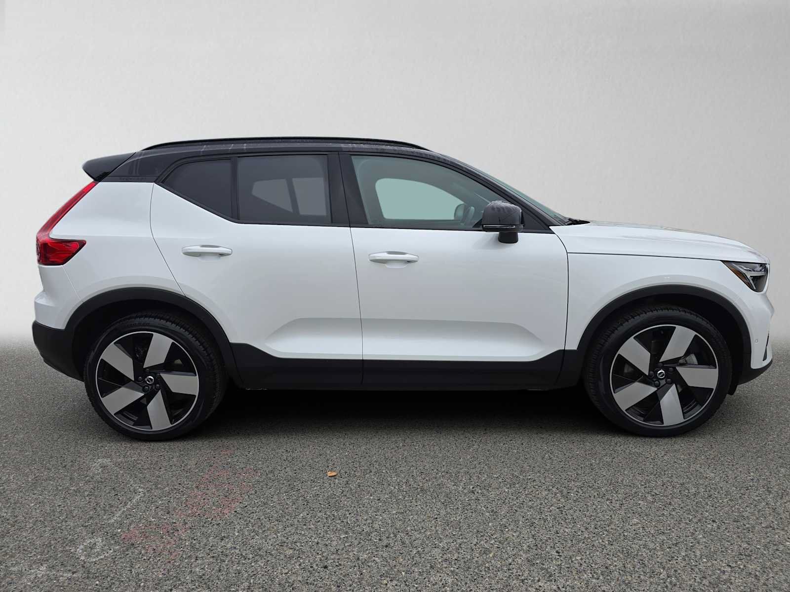 Used 2023 Volvo XC40 Recharge Ultimate AWD/4WD image 3