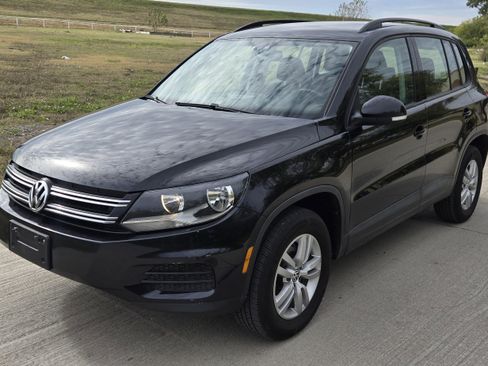 Used 2017 Volkswagen Tiguan S image 2