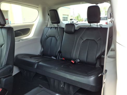 Used 2024 Chrysler Pacifica Touring-L FWD image 27