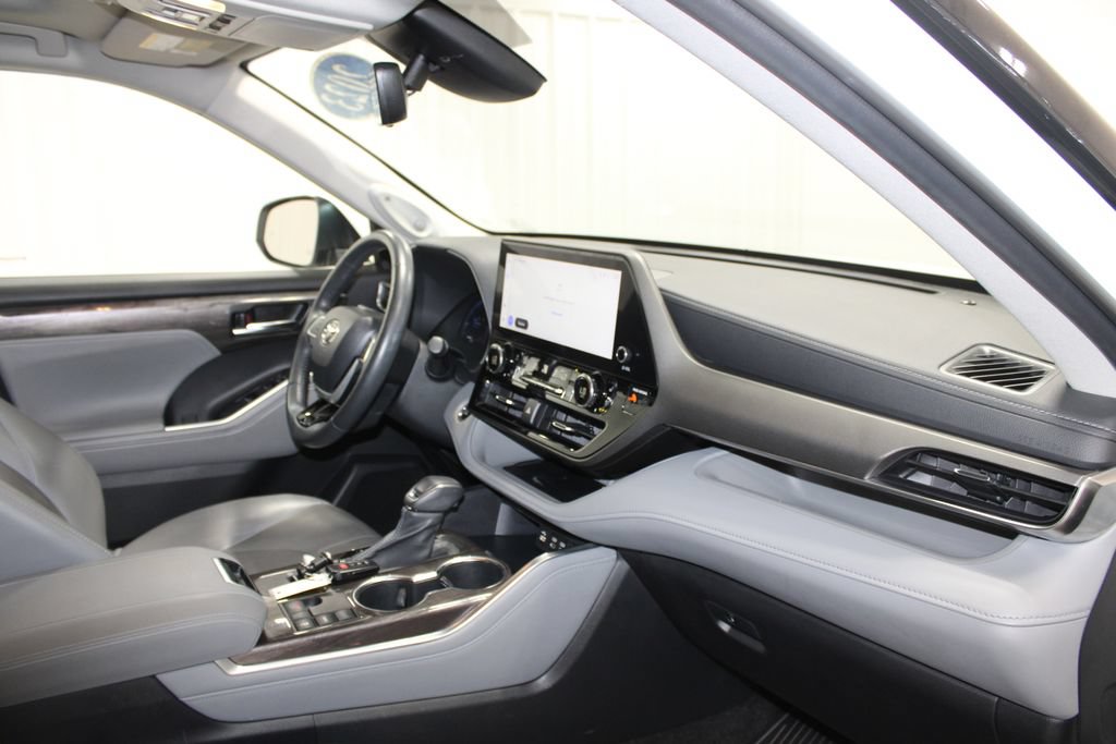 Used 2023 Toyota Highlander Limited FWD image 24