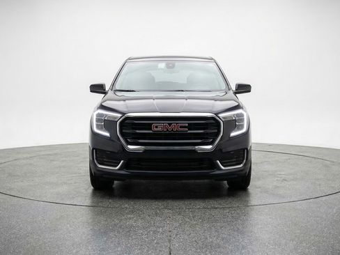 Used 2024 GMC Terrain SLE image 2