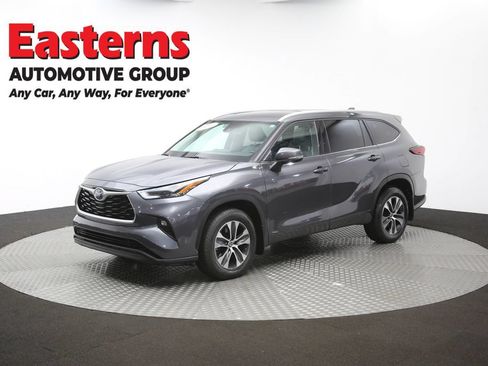 Used 2022 Toyota Highlander XLE AWD/4WD image 58