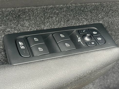 Used 2023 Volvo XC40 Recharge Ultimate w/ Protection Package Premier image 11