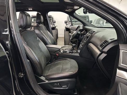 Used 2018 Ford Explorer XLT w/ XLT Appearance Package AWD/4WD image 17