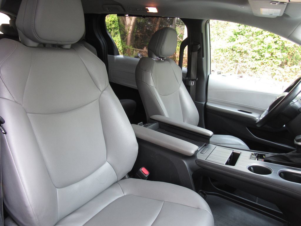 Certified 2025 Toyota Sienna XLE FWD image 21