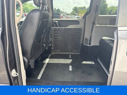 Used 2017 Dodge Grand Caravan SXT FWD image 9