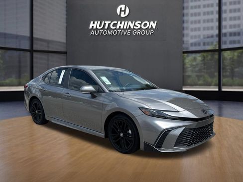 Used 2025 Toyota Camry SE w/ Convenience Package FWD image 1