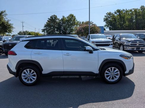 Used 2022 Toyota Corolla Cross LE FWD image 2