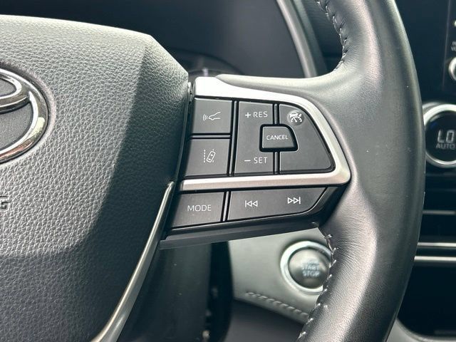 Used 2022 Toyota Highlander XLE AWD/4WD image 60