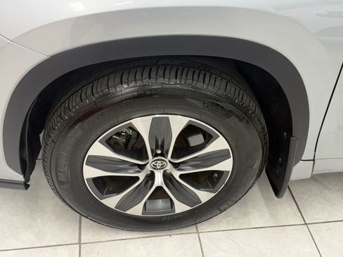 Used 2020 Toyota Highlander XLE AWD/4WD image 35
