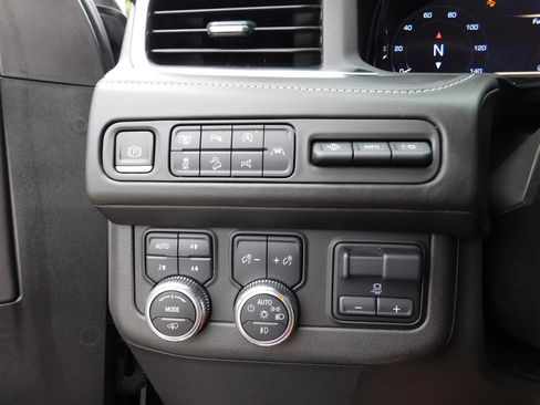 Used 2023 GMC Yukon XL Denali Ultimate AWD/4WD image 31